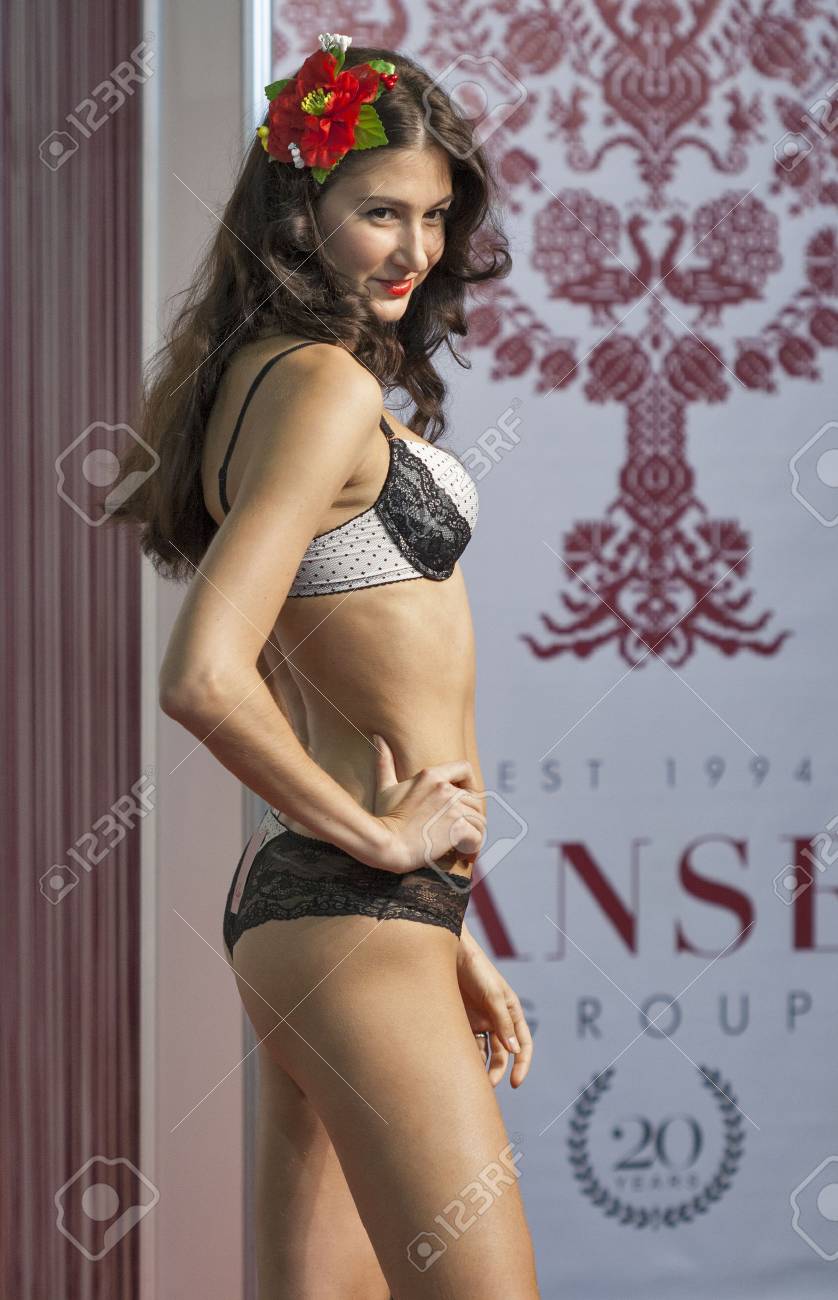 Kiev, Ucrania - 28 De Agosto 2014: Modelo De Moda En Kiev 2014 Espectáculo En El Recinto De Kyivexpoplaza. Fue La 27ª Edición Del Festival Internacional De Kiev