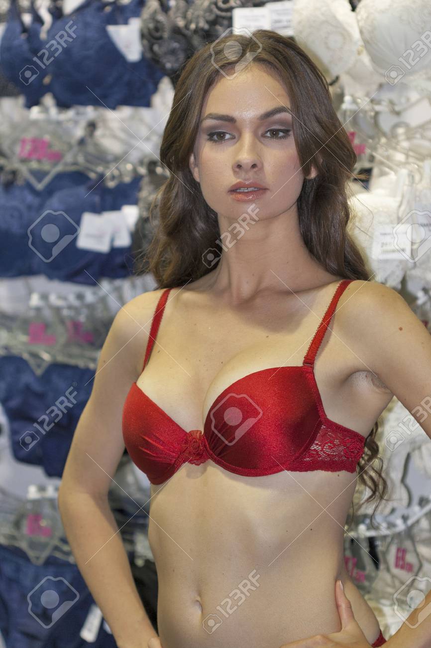 Kiev, Ucrania - 28 De Agosto 2014: Modelo De La Ropa De La Manera En La Demostración 2014 De La Manera De Kyiv En El Centro Exposición De Kyivexpoplaza. Fue