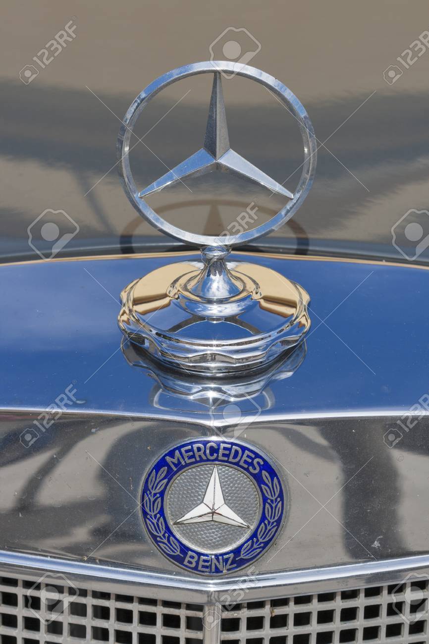 ノヴィグラード クロアチア 14 年 9 月 13 日 ヴィンテージのラジエーター グリルとの第 5 回国際古いタイマー車ラリー Mercedesbenz 車のエンブレム オールド タイマー主催イベント クラブの Eppur Si の Muove ウマグから の写真素材 画像素材 Image