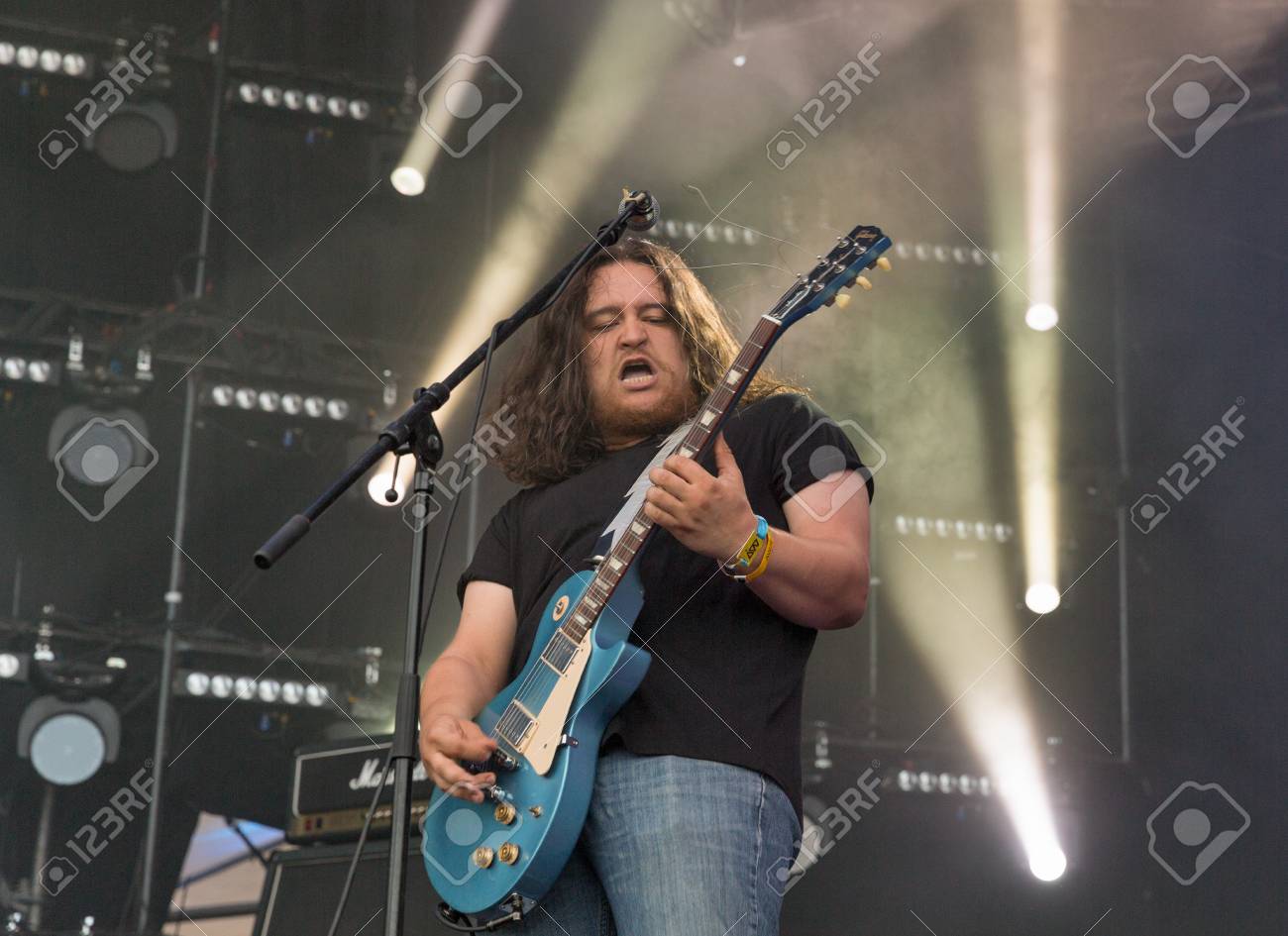 キエフ ウクライナ 17 年 7 月 2 日 ウクライナのストーナー ロック バンド投石イエスのフロントマンとギタリスト イゴール Sydorenko ライブ行う国立エキスポ センターでアトラス週末祭 の写真素材 画像素材 Image
