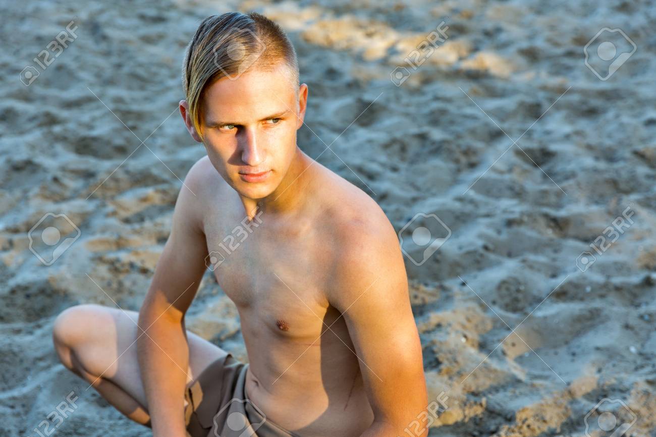 ふんどし 少年 砂浜の背景にふんどしを着た若い白人男性の写真素材・画像素材 Image 124958444