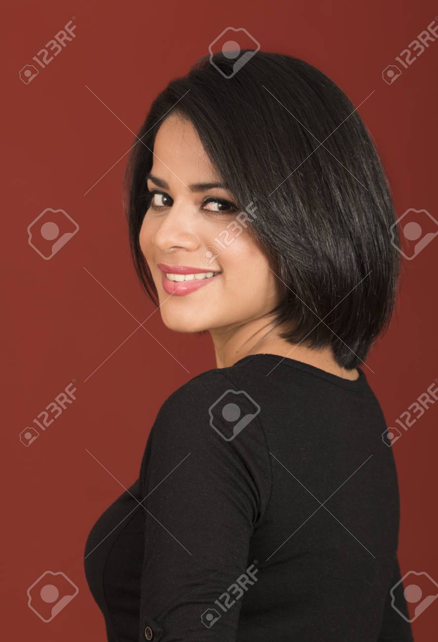 ã¨ã«ãµã«ããã«ã®å¥³æ§ãèµ¤ãèæ¯ã®ä¸ã«å­¤ç«ããç¬'é¡