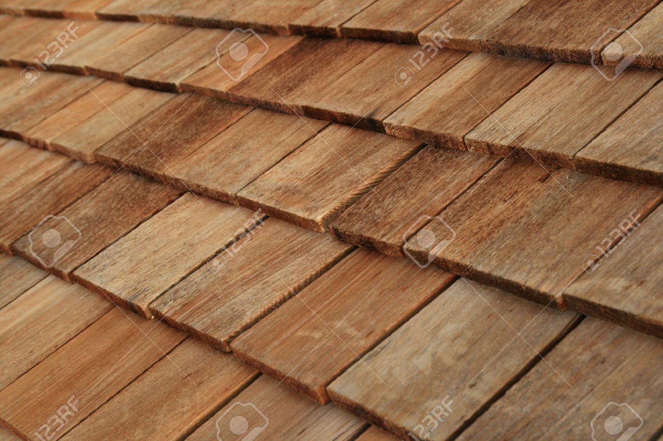 茶色の木の屋根の帯状疱疹の斜めの詳細 の写真素材 画像素材 Image
