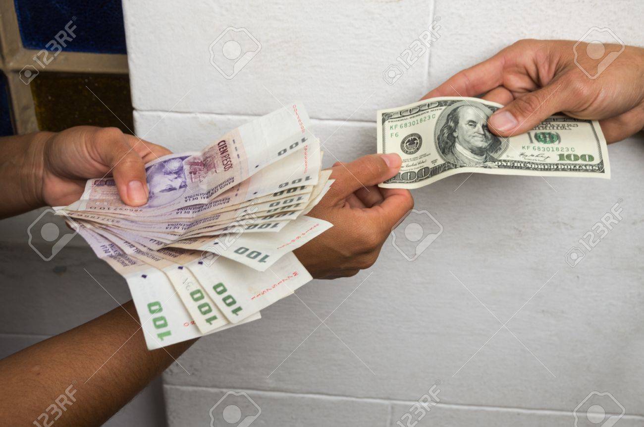 파란색 달러 환율과 아르헨티나 페소에 대한 미국 달러를 교환 로열티 무료 사진, 그림, 이미지 그리고 스톡포토그래피. Image  19457218