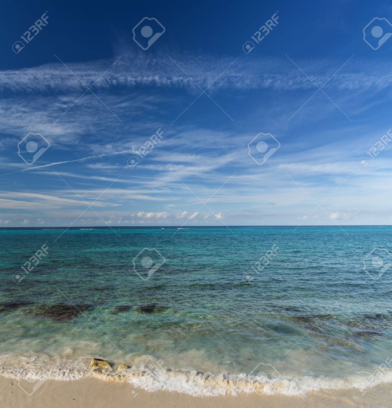 ニュー プロビデンス島ナッソーの近くバハマのビーチ の写真素材 画像素材 Image