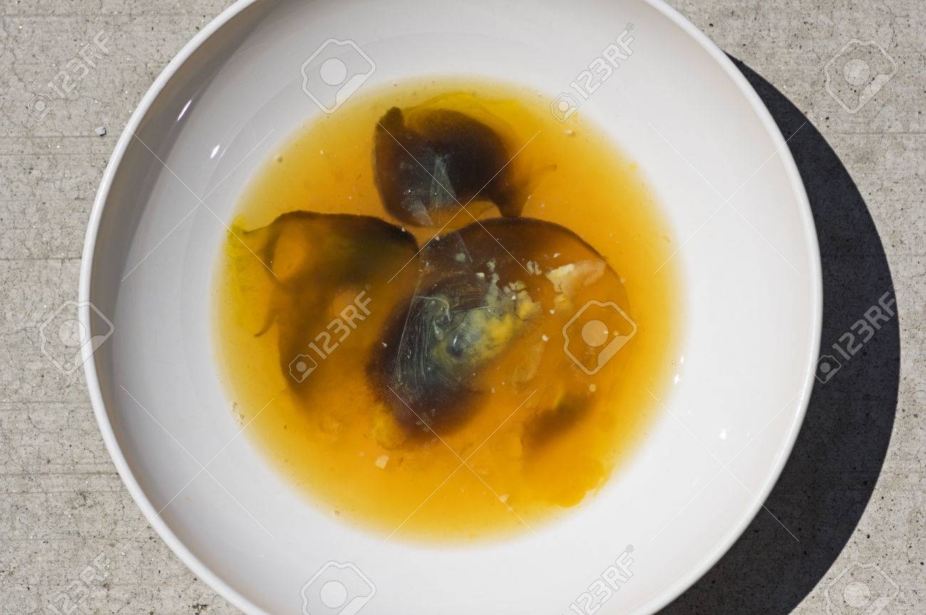 鼻水の黒い縞と白いボウルに腐った卵 の写真素材 画像素材 Image