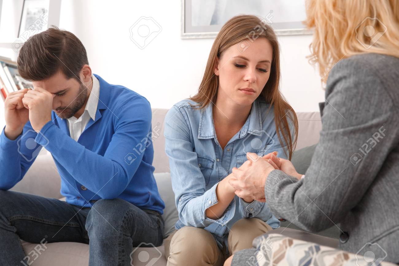 女性の手を握る心理学者家族療法セラピストと若いカップル の写真素材 画像素材 Image