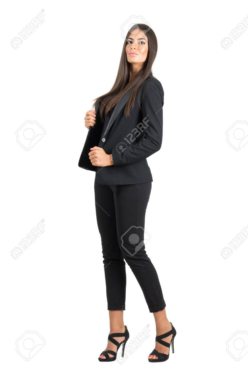 黒い服を着てカメラにポーズ深刻な強いセクシーなビジネス女性 フルボディの長さの肖像画は 白いスタジオ背景に分離されました の写真素材 画像素材 Image