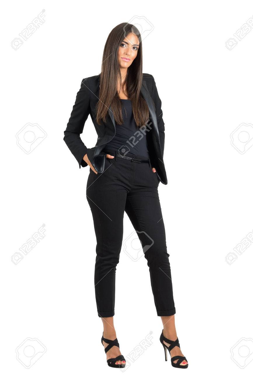 カメラ目線のポケットの手で黒い服を着て自信を持って偉そうなビジネス女性 フルボディの長さの肖像画は 白いスタジオ背景に分離されました の写真素材 画像素材 Image カメラ目線のポケットの手で黒い服を着て自信を持って偉そうなビジネス女性 フルボディの長さの肖像画は 白いスタジオ背景に分離されました の写真素材 画像素材 Image
