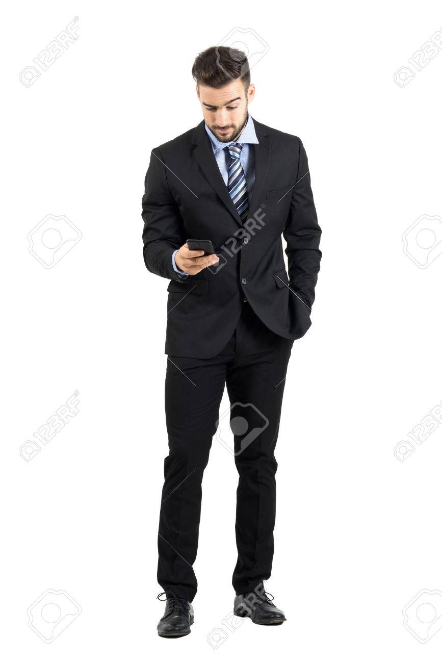 彼の携帯電話でメッセージを読んでスーツを着た若いビジネス男 フルボディの長さの肖像画は 白いスタジオ背景に分離されました の写真素材 画像素材 Image 彼の携帯電話でメッセージを読んでスーツを着た若いビジネス男 フルボディの長さの肖像画は 白いスタジオ背景に分離されました の写真素材 画像素材 Image