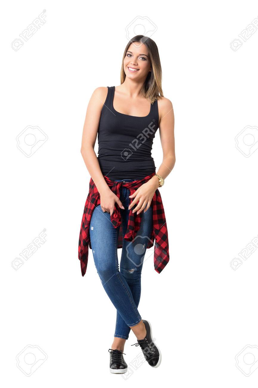 Bonne Jolie Femme En Débardeur Noir Avec Chemise à Carreaux Rouge Enroulé  Autour De La Taille. Plein Portrait De La Longueur Du Corps Debout Isolé  Sur Fond Blanc. Banque D'Images Et Photos