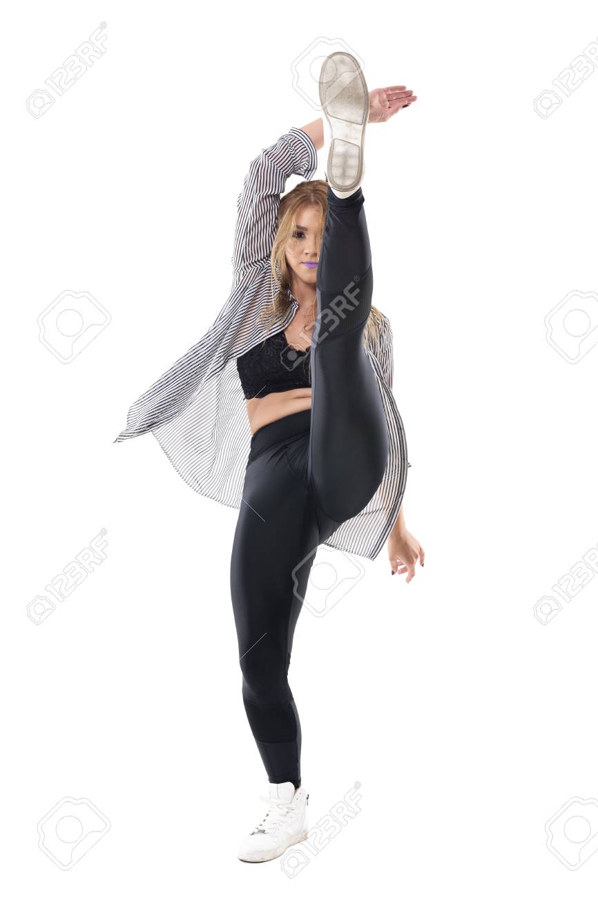 ハイキックで踊るエネルギッシュなアクティブフレキシブルな女性ジャズダンサー 白いスタジオの背景に隔離された全身の長さの肖像画 の写真素材 画像素材 Image