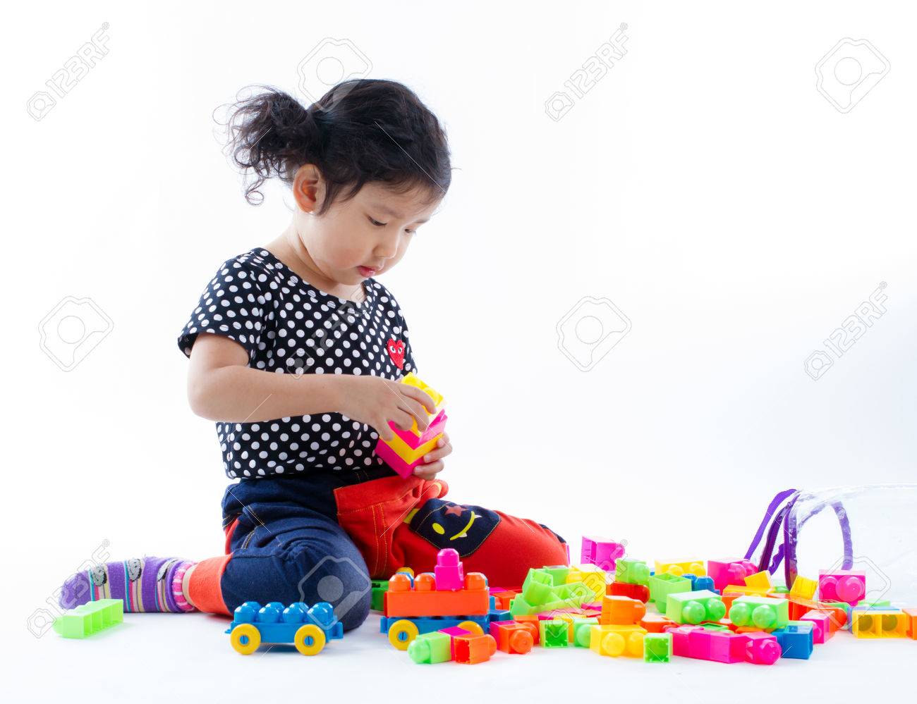 白い背景に スタジオ撮影のブロックおもちゃを遊ぶかわいい女の子 の写真素材 画像素材 Image 白い背景に スタジオ撮影のブロックおもちゃを遊ぶかわいい女の子 の写真素材 画像素材 Image