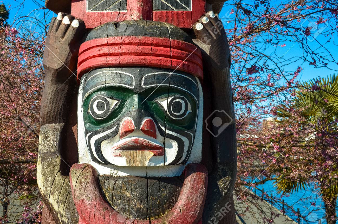 ビクトリア、紀元前に、カナダの伝統的なトーテム ポールの写真