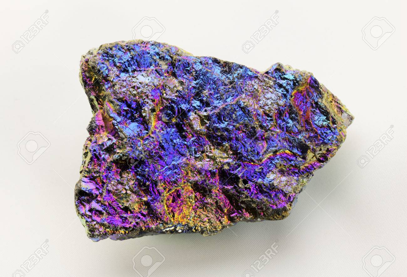 美しい虹色に輝く色とりどりの孔雀の鉄鉱石の写真素材・画像素材 Image