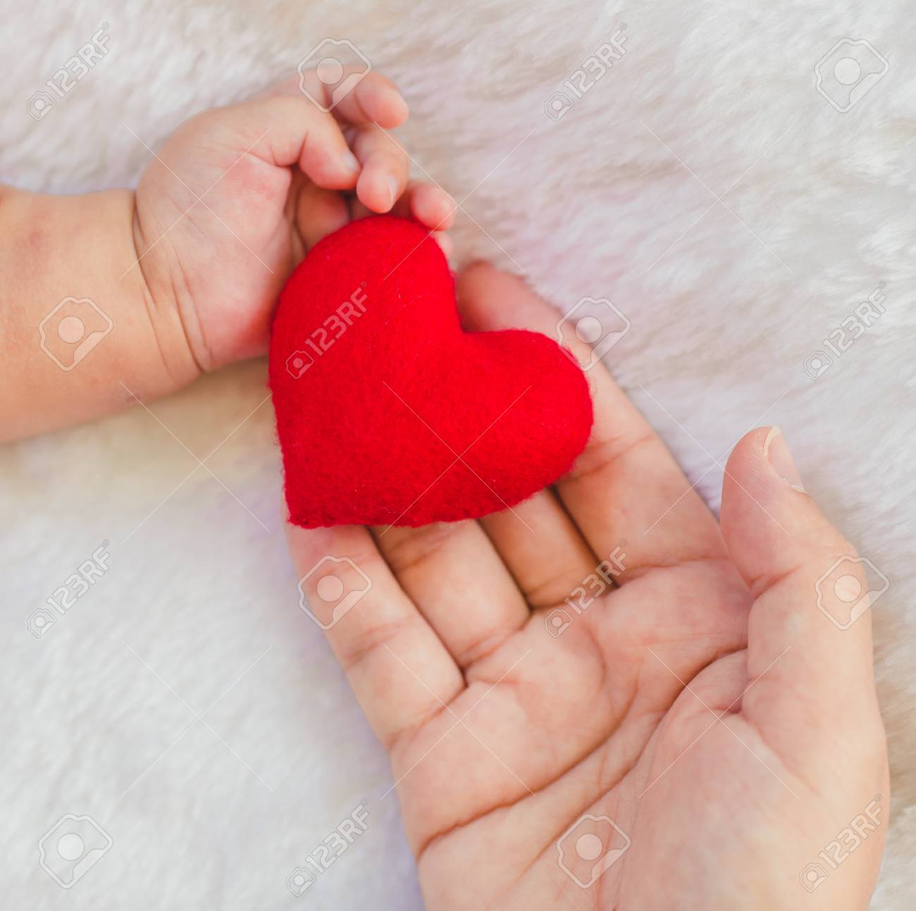 Rotes Herz In Mamas Hand Baby Hand Auf Weissem Hintergrund Weichen Decke Geformt Lizenzfreie Fotos Bilder Und Stock Fotografie Image 57242890