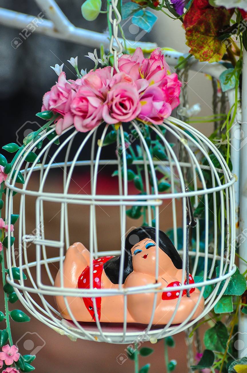 Souvenir Schone Dicke Frauen Puppe Mit Kafig Lizenzfreie Fotos Bilder Und Stock Fotografie Image 45942470