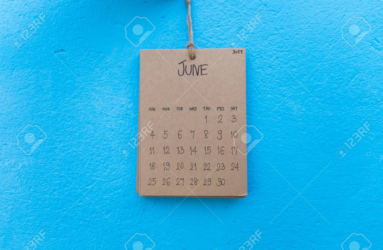 6 月青い壁にハングアップするビンテージ カレンダー 17 手作り の写真素材 画像素材 Image