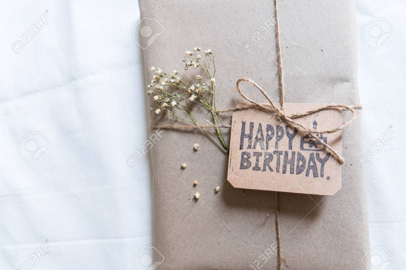 お誕生日おめでとうカード Hbd と手作りのプレゼント の写真素材 画像素材 Image