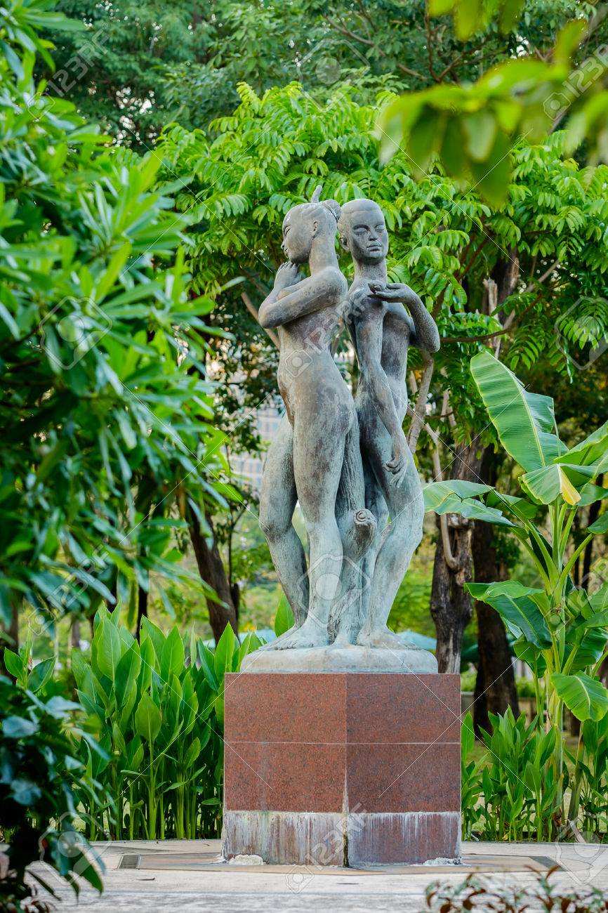 Bangkok, Tailandia - 29 De Enero De 2016: Dos Mujeres Desnudas Estatua En  Lumpini Parque Público, Famoso Y Famoso Parque Público En Bangkok. Fotos,  retratos, imágenes y fotografía de archivo libres de