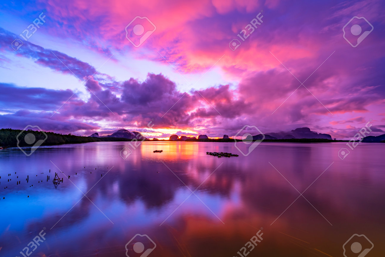 Paisagem exposição longa de nuvens majestosas no céu pôr do sol ou nascer do sol sobre o mar com reflexão na superfície do mar tropical, belo cenário de paisagem marítima, luz incrível da natureza pôr do sol ou nascer do sol - 191211138 Paisagem exposição longa de nuvens majestosas no céu pôr do sol ou nascer do sol sobre o mar com reflexão na superfície do mar tropical, belo cenário de paisagem marítima, luz incrível da natureza pôr do sol ou nascer do sol - 191211138