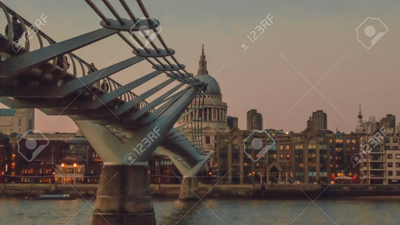 Immagini Stock Londra Regno Unito 23 Febbraio 2016 Ponte Milenium Sopra Il Fiume Di Londra O Il Fiume Tamigi Che è Un Fiume Che Scorre Attraverso L Inghilterra Meridionale Il Millennium