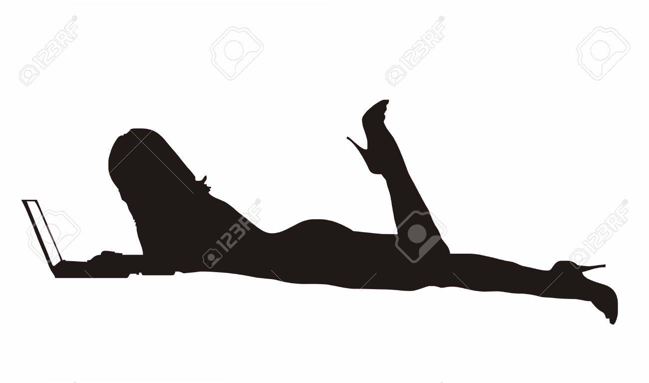 ラップトップ Pc の隔離されたベクトル イラストで入力してベッドの上に平らな敷設脚の長い女の子のシルエット のイラスト素材 ベクタ Image