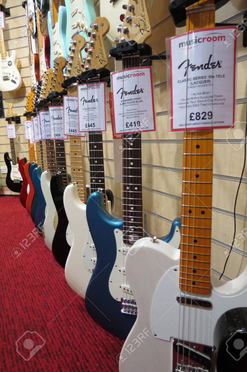 販売のためにニューヨーク イギリス 15 年 8 月頃 フェンダーのテレキャスター ストラト キャスター エレク トリック ギター の写真素材 画像素材 Image