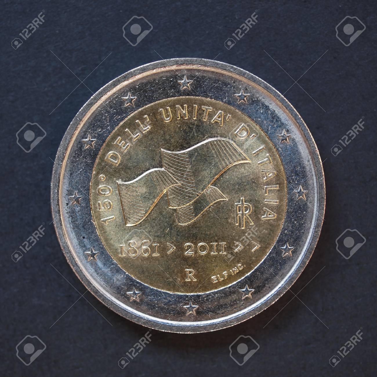 검정 배경 위에 기념 2 유로 동전 (이탈리아 2011- 이탈리아의 이탈리아 150 주년) 로열티 무료 사진, 그림, 이미지 그리고  스톡포토그래피. Image 52481679