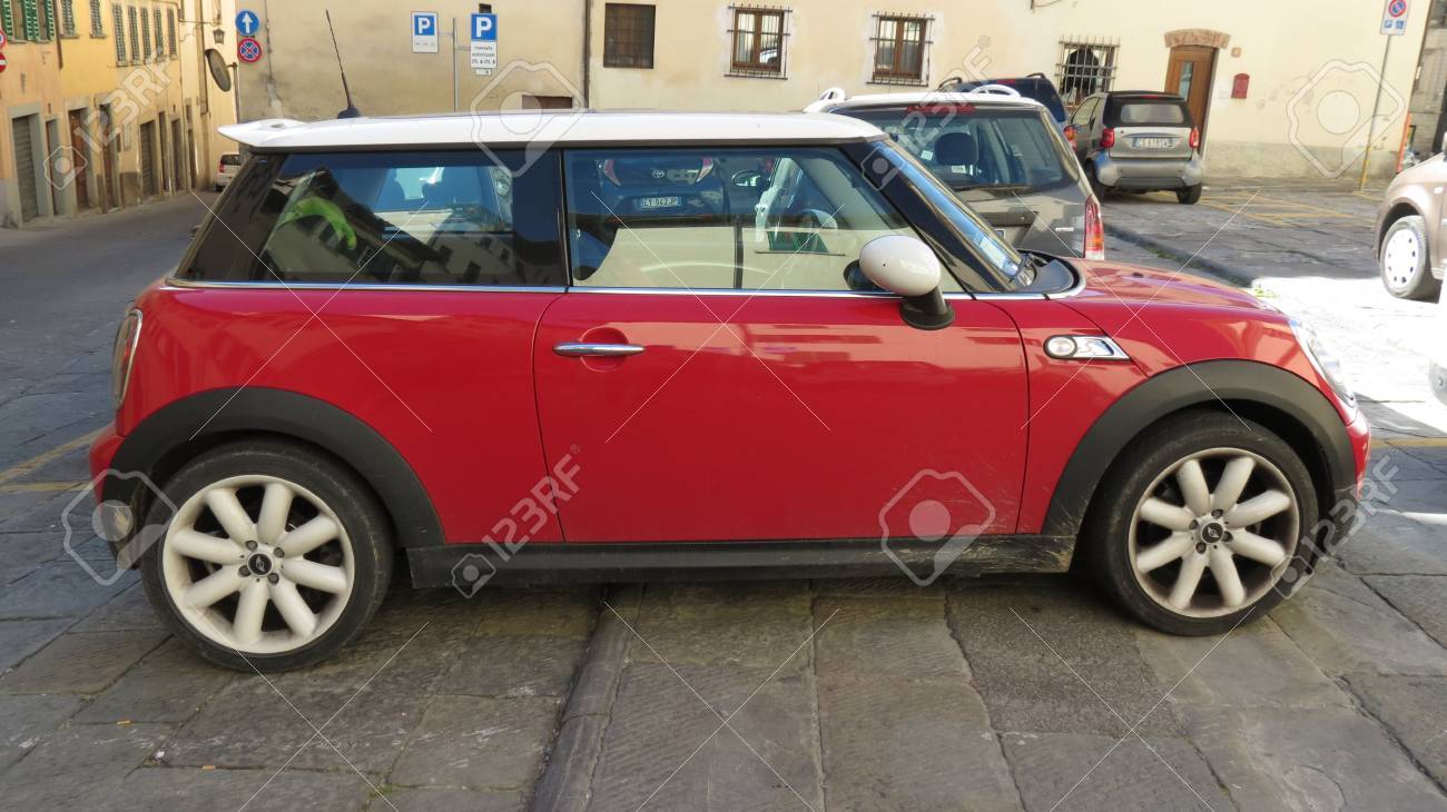 白い屋根とアレッツォ イタリア 16 年 4 月頃 赤いミニクーパー車 の写真素材 画像素材 Image