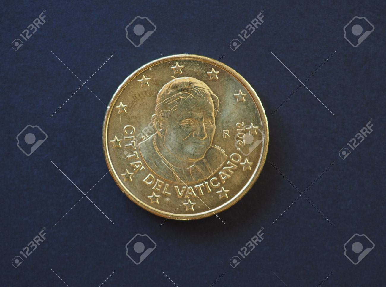 50 ユーロセント コイン バチカン市国ローマ法王ベネディクト 16 世 (ヨーゼフ ・ ラッツィンガー) の肖像画を軸受からの (ユーロ)の写真素材・画像素材  Image 68490502