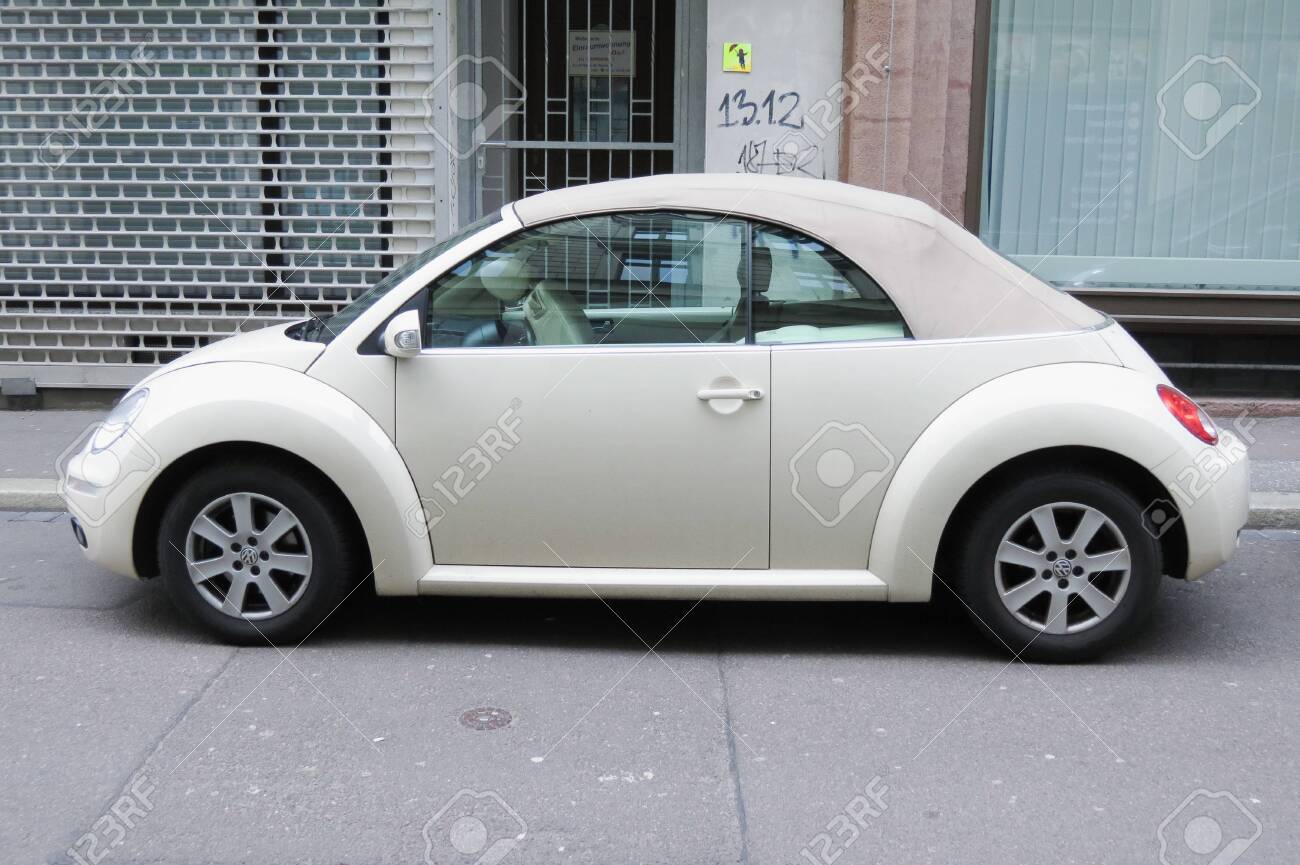할레(SAALE), 독일 - 2016년 3월경: 도심 거리에 주차된 흰색 폭스바겐 뉴 비틀 카브리오 자동차 로열티 무료 사진, 그림,  이미지 그리고 스톡포토그래피. Image 123568234