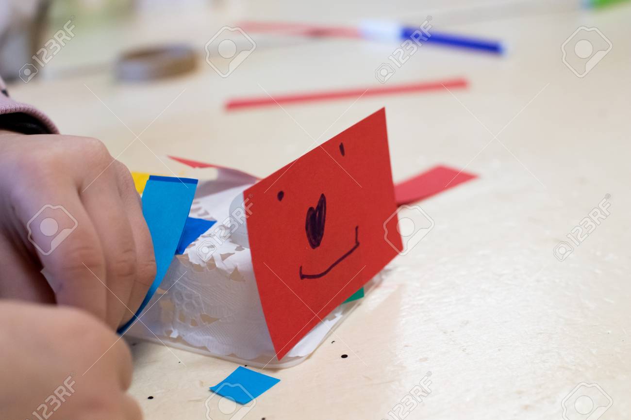 Bau Von Kinderrobotern Farbige Schachteln Mit Papierstreifen, Erfindungen  Und Kreativität Für Kinder. Trash Robots, Basteln Und Making,  Bildungsaktivitäten Für Schulen Und Kinder Lizenzfreie Fotos, Bilder Und  Stock Fotografie. Image 80600286.