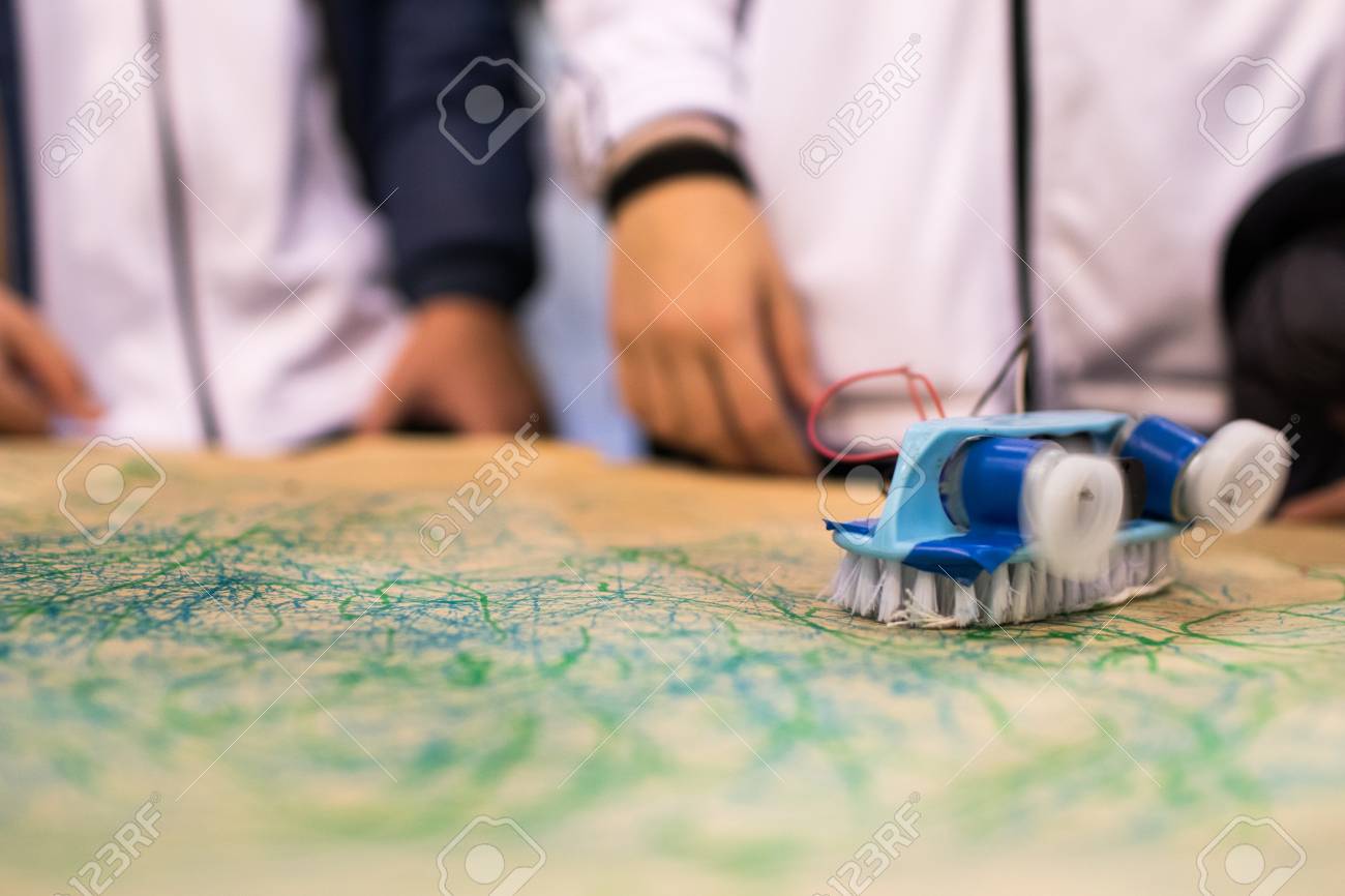 ゴミのおもちゃの活動をいじくり回す 教室のための蒸気活動 モーター フェルトチップペン バッテリー付きブラシ 子供たちが電気と機械的な動きを発見するためのゲーム の写真素材 画像素材 Image