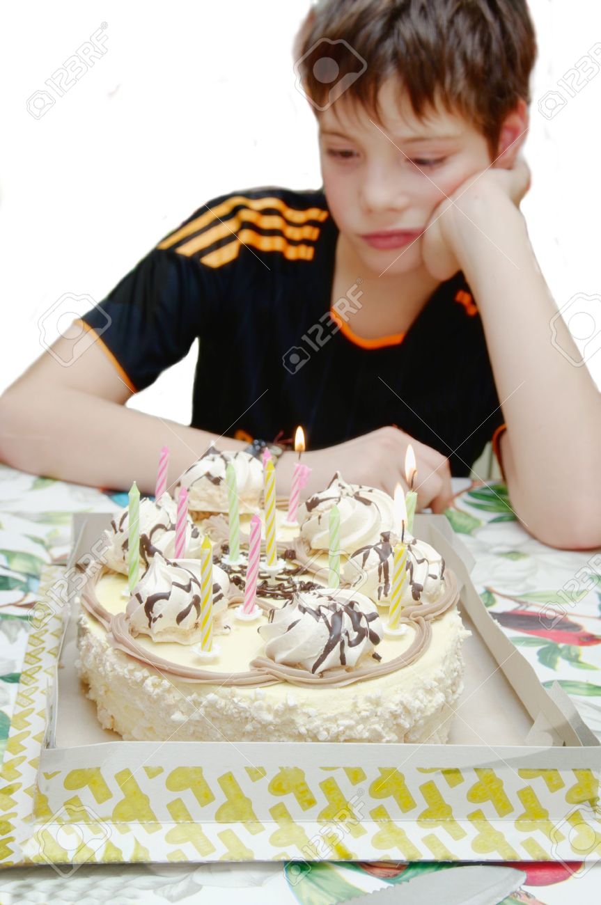 Anniversaire Un Jour Ferie Triste L Adolescent Assis Sur Le Fond Du Gateau Avec Des Bougies Tristes Se Concentrer Sur Le Gateau Banque D Images Et Photos Libres De Droits Image