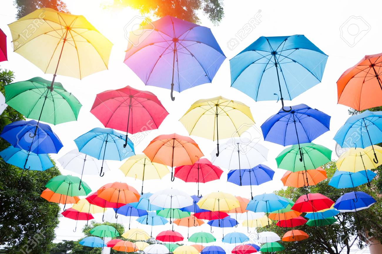 Colgando De Colores De Fondo Paraguas. De Colores En El Cielo. Decoración De La Calle. Fotos, Retratos, Imágenes Y Fotografía De Archivo Libres De Derecho. Image 60404897.