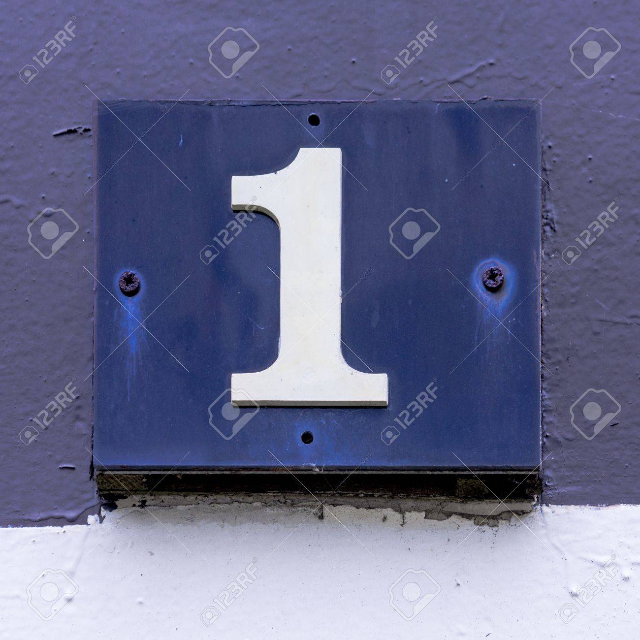 Haus Nummer Eins Auf Einem Provisorischen Holzernen Schild Lizenzfreie Fotos Bilder Und Stock Fotografie Image 14692080