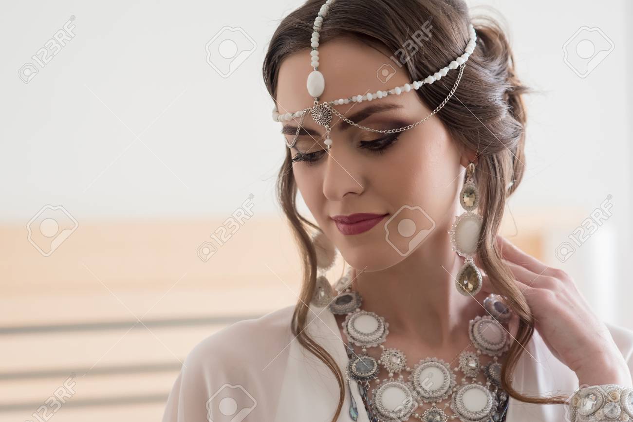 Schöne und bescheidene Mädchen Schöne und bescheidene Mädchen