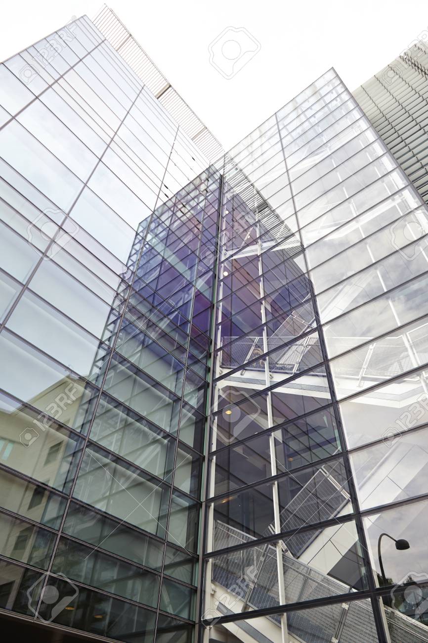 青いミラー ガラス ファサード超高層ビル建築都市の写真素材・画像素材