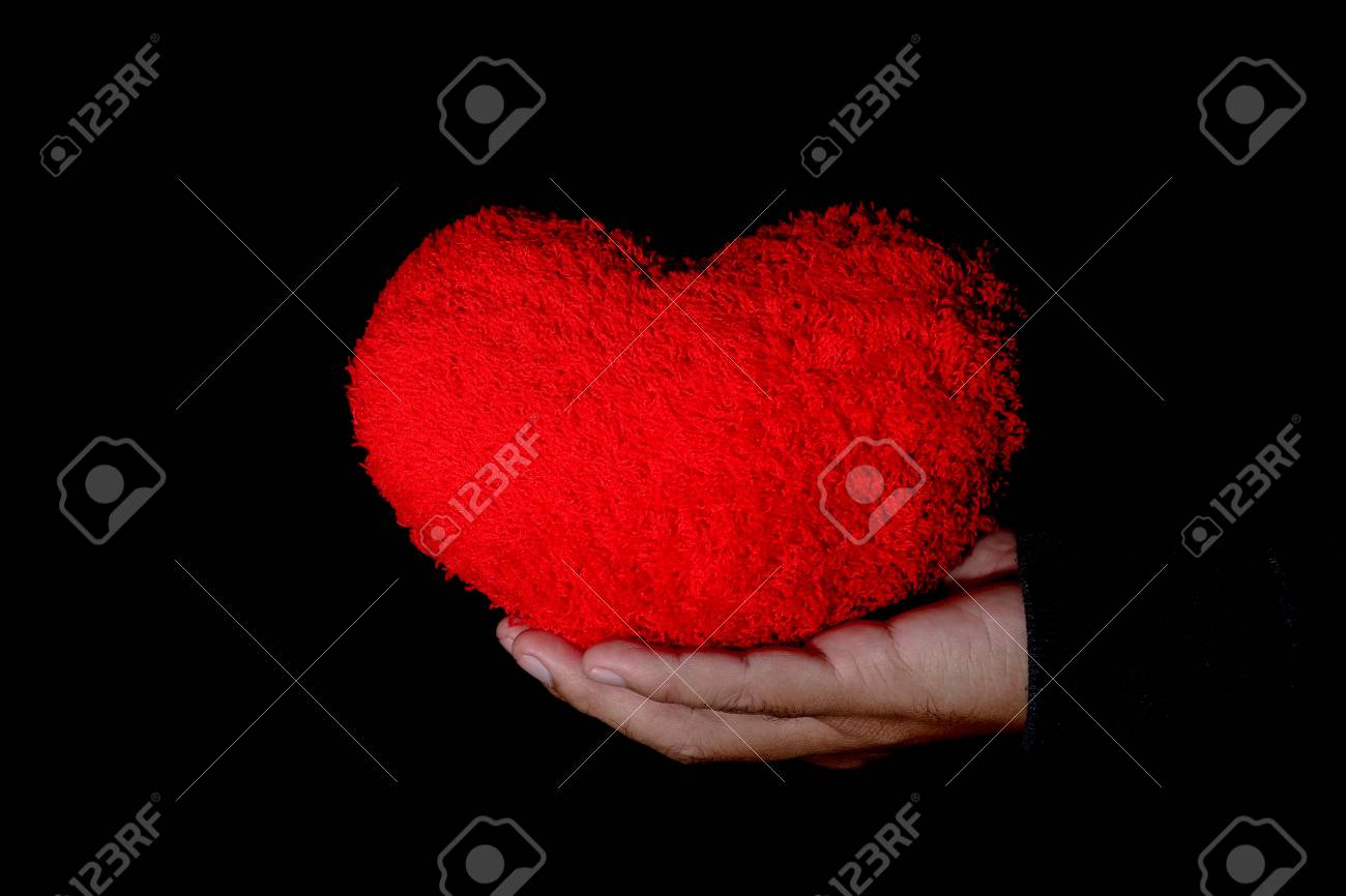 Grosses Rotes Herz An Hand Und Schwarzer Hintergrund Lizenzfreie Fotos Bilder Und Stock Fotografie Image 70979075