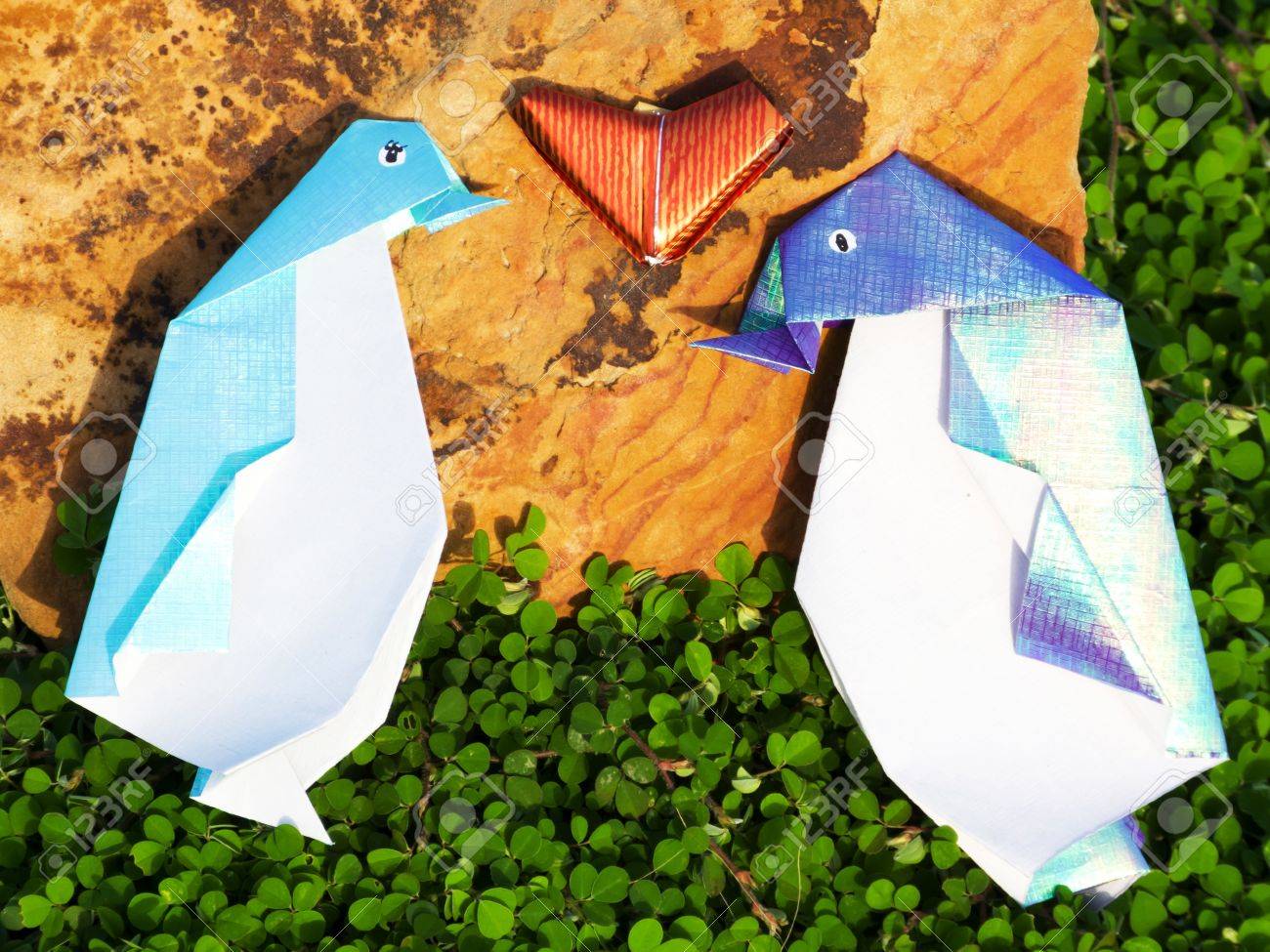 緑の庭の恋人ペンギン折り紙 の写真素材 画像素材 Image