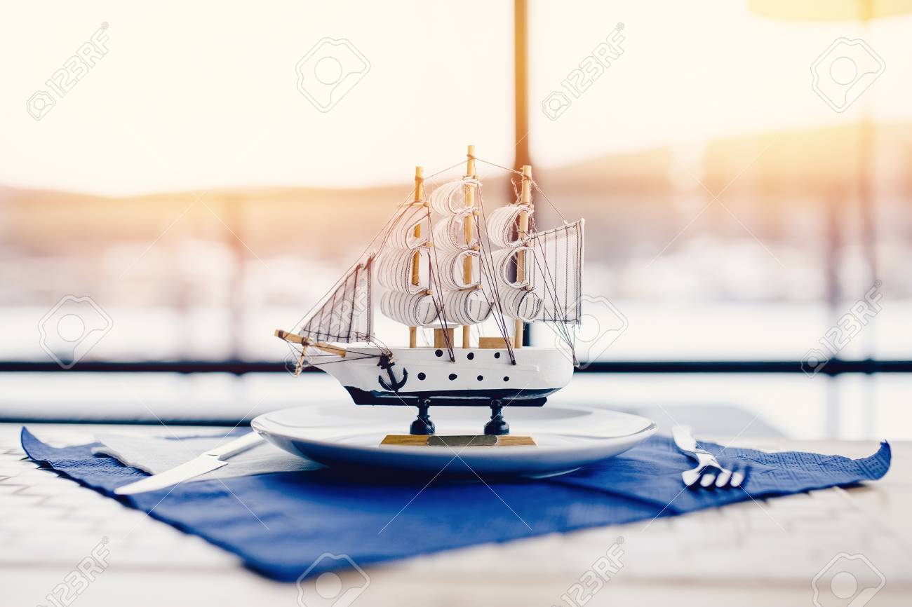 Miniature Sailing Ship Made Of Wood Stands In A Plate In The Restaurant,  Behind It There Is A Window On The Sea. Concept Interior  Surroundings.の写真素材・画像素材 Image 83751242 地中海の装飾 寝室のボートの装飾 船の装飾品 家の装飾用品 航海帆船モデル ボートの彫刻 棚装飾アクセサリー 未完成のボート模型 海