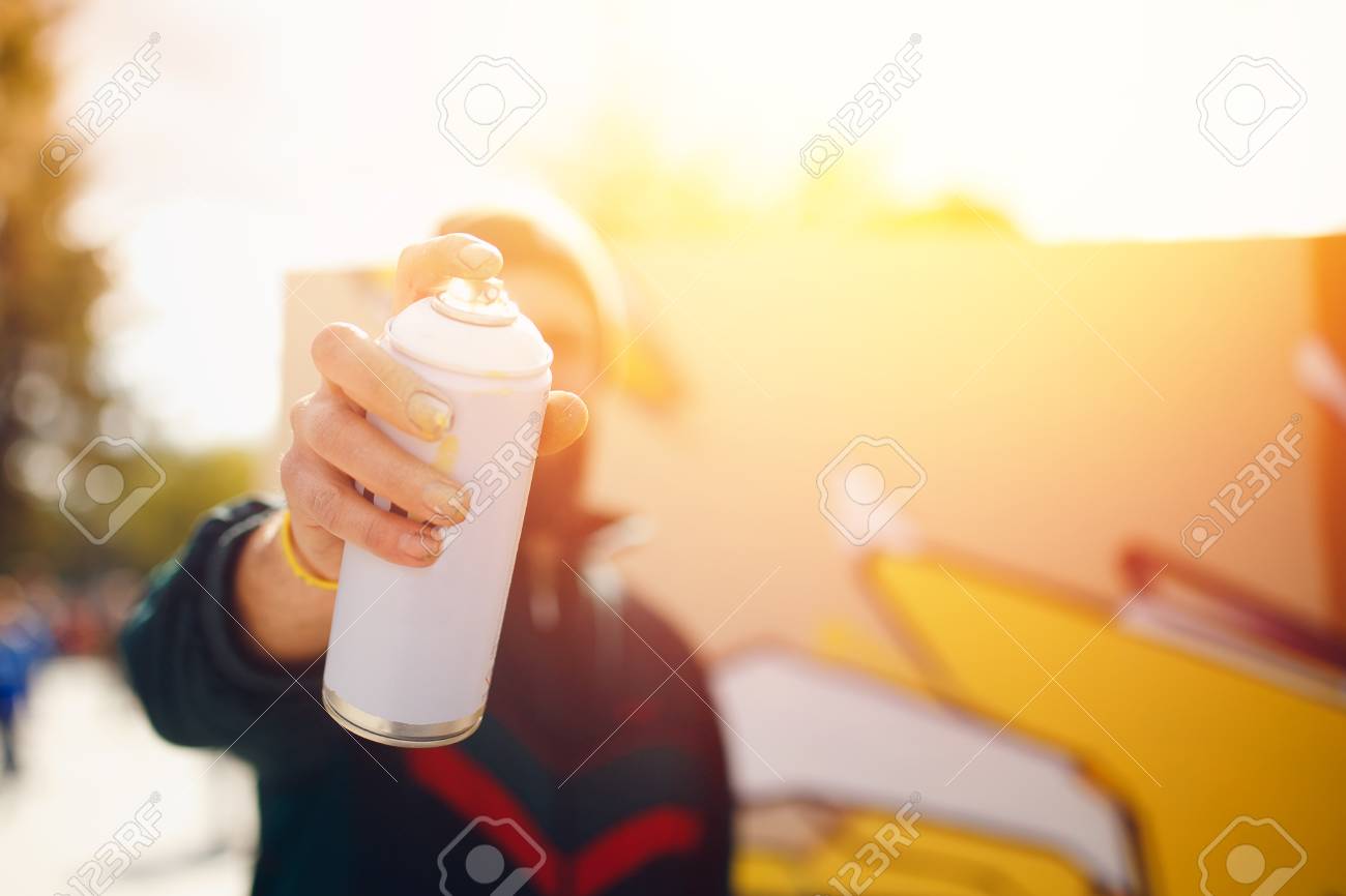 彼の手の中に塗料の風船を持つ男性いじめの落書きは フレームに見えます の写真素材 画像素材 Image
