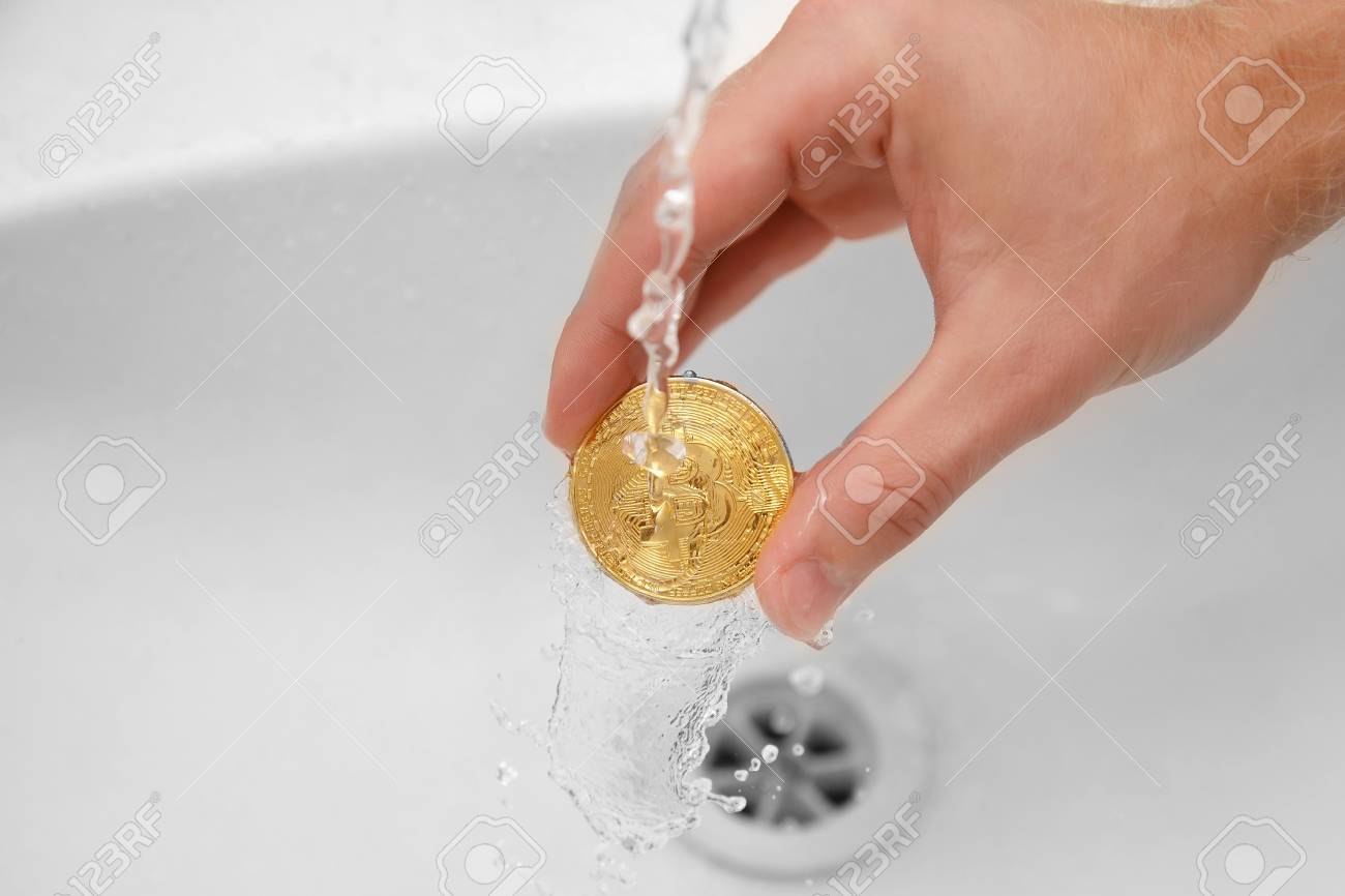 ビットコイン 男は金貨を洗う コンセプトマネーロンダリング 洗浄水 の写真素材 画像素材 Image