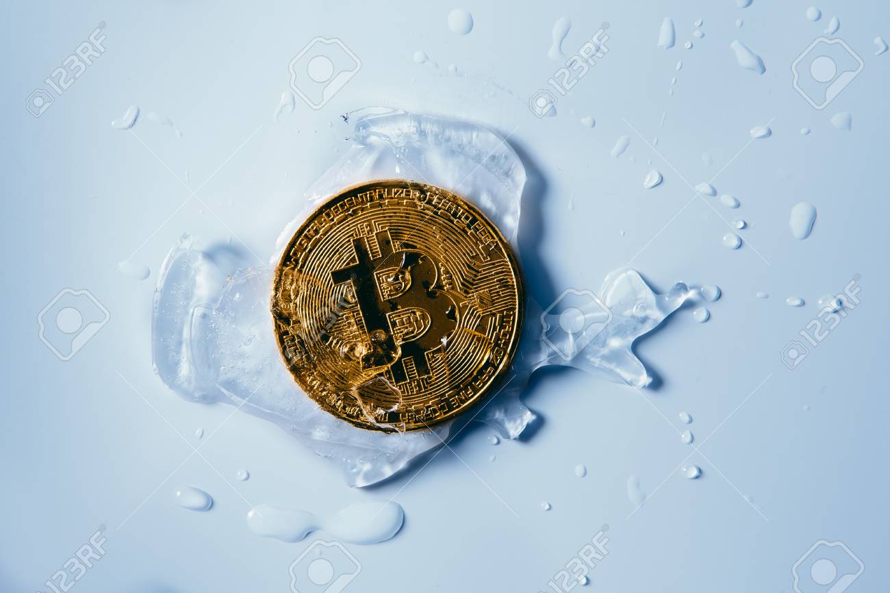 Oro De Oro Bitcoin Se Está Producido Desde Hielo Congelado Fotos, retratos,  imágenes y fotografía de archivo libres de derecho. Image 91127897