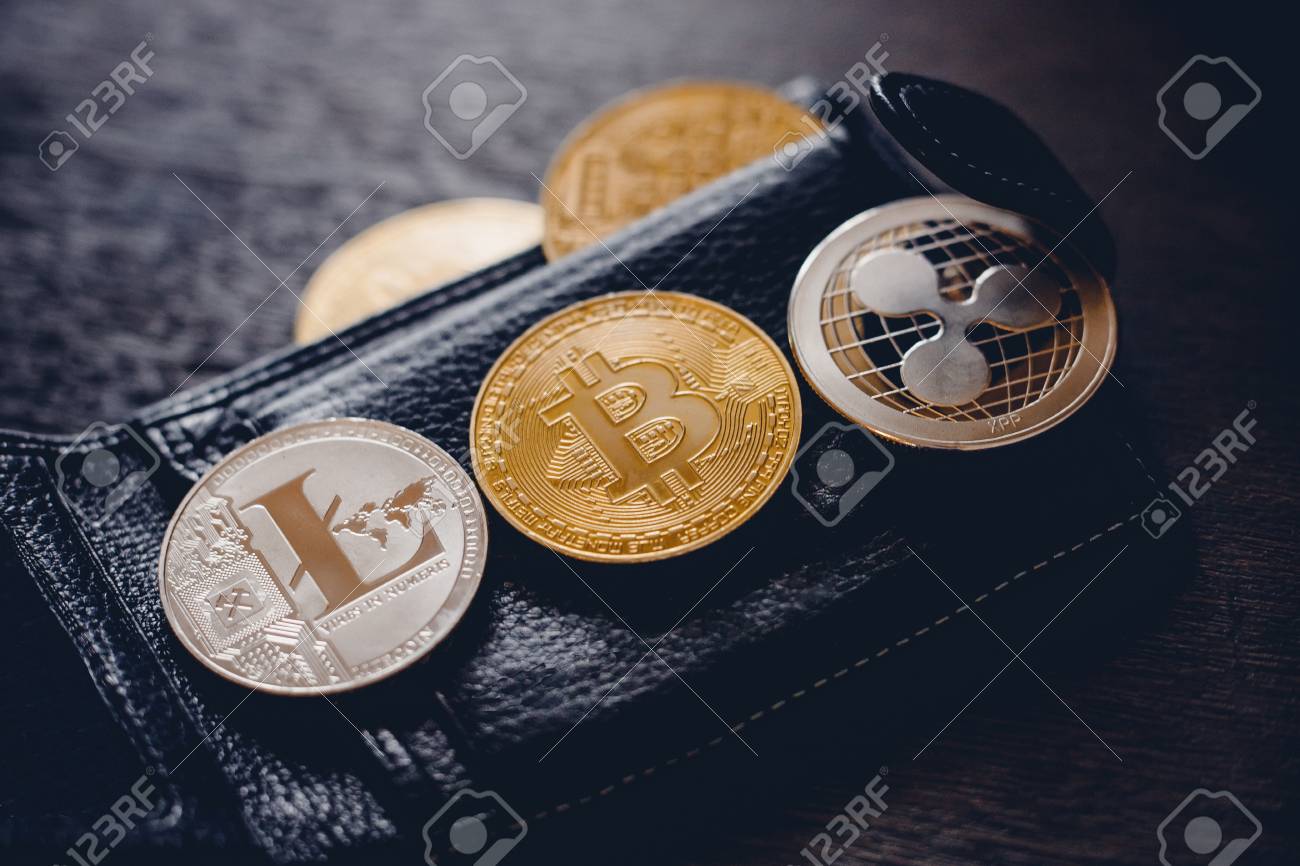 라이트코인, 리플, 블랙 지갑의 배경에 대한 금 비트코인, 암호화 통화의 개념. 로열티 무료 사진, 그림, 이미지 그리고  스톡포토그래피. Image 101648489