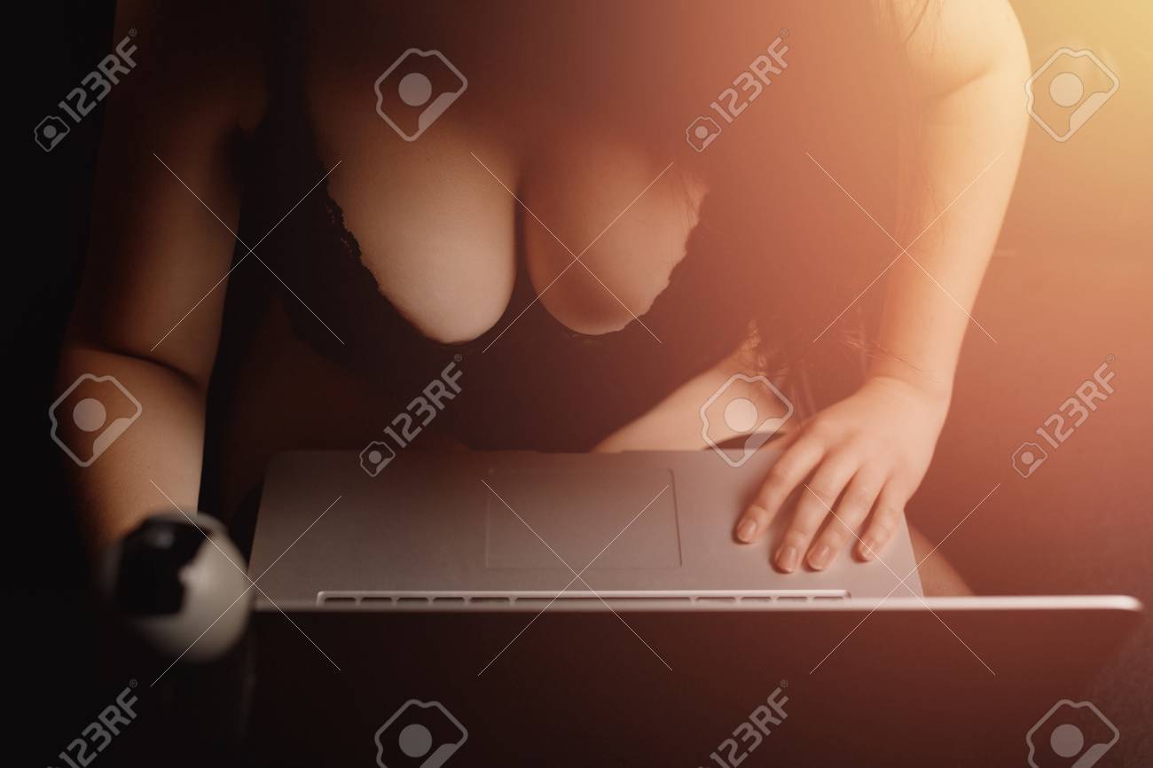 Modelo De Cámara Web De Internet Hermosa Mujer Joven Que Trabaja En Chat De  Sexo En Línea. Fotos, retratos, imágenes y fotografía de archivo libres de  derecho. Image 115613952
