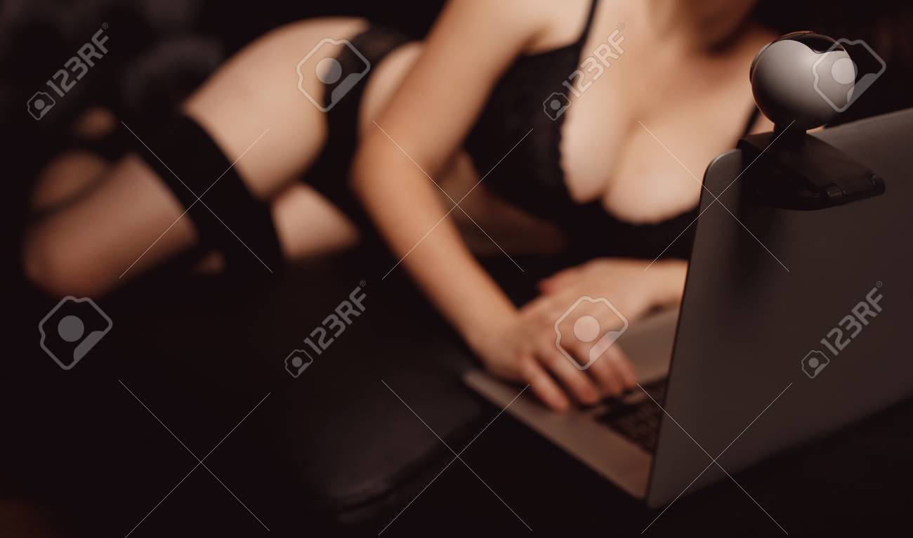 Modelo De Cámara Web De Internet Hermosa Mujer Joven Que Trabaja En Chat De  Sexo En Línea. Fotos, retratos, imágenes y fotografía de archivo libres de  derecho. Image 115613778