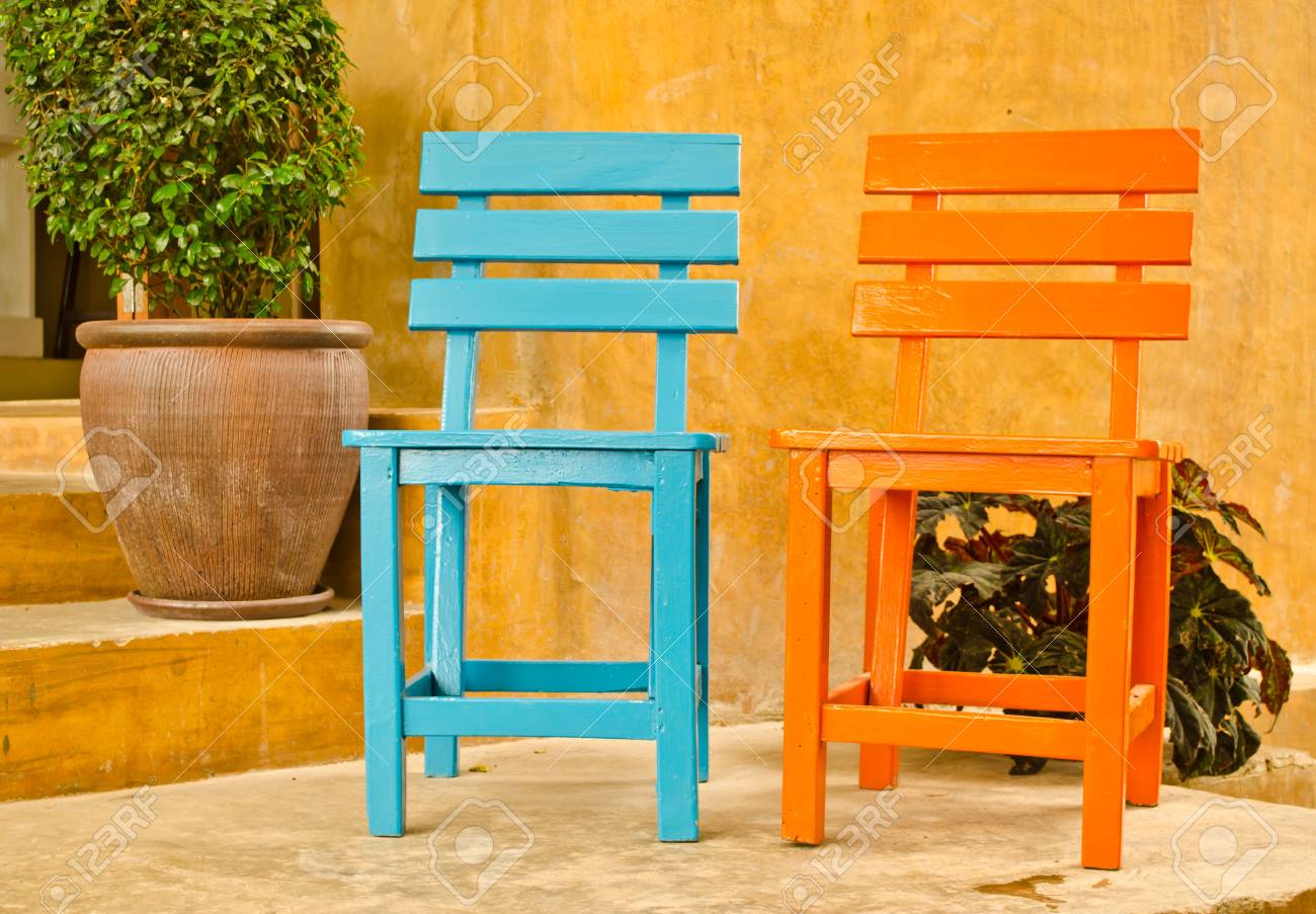 Dos Colores De Madera En El Jardín Fotos, Retratos, Imágenes Y Fotografía De Archivo Libres De Derecho. Image