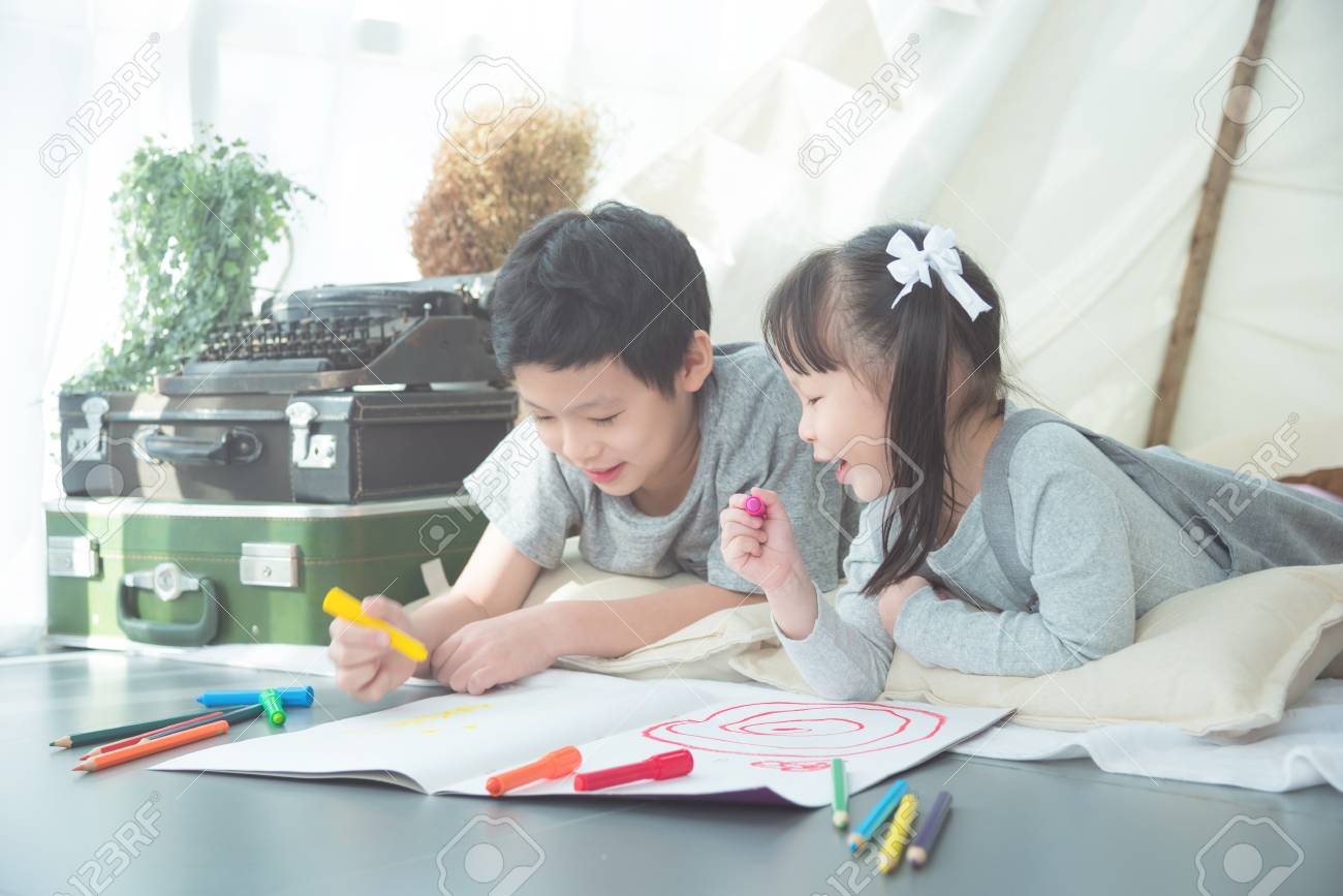 Siblings drawing on the floor - 95116961 Siblings drawing on the floor - 95116961